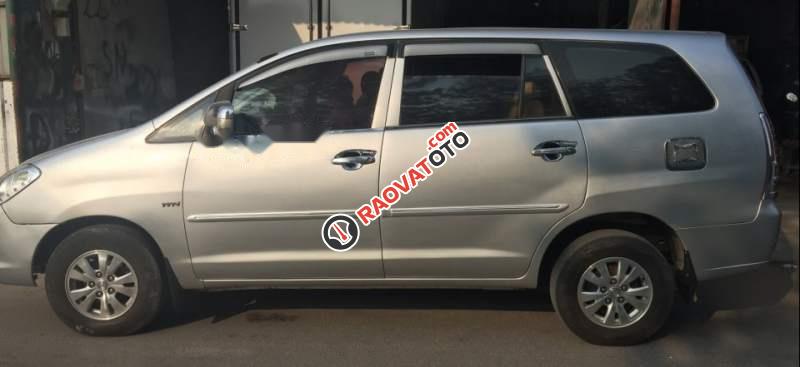 Cần bán lại xe Toyota Innova J năm sản xuất 2006, màu bạc-2