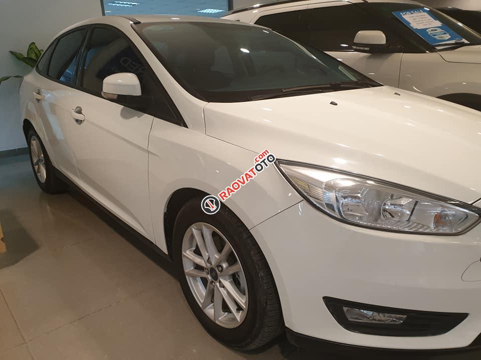 Bán Ford Focus Trend đời 2018, màu trắng, giá tốt-0