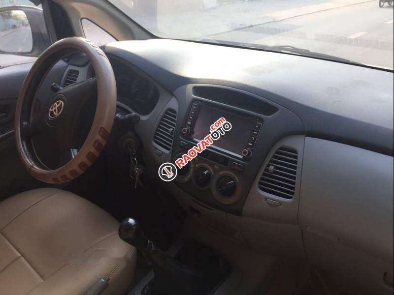 Cần bán lại xe Toyota Innova J năm sản xuất 2006, màu bạc-3