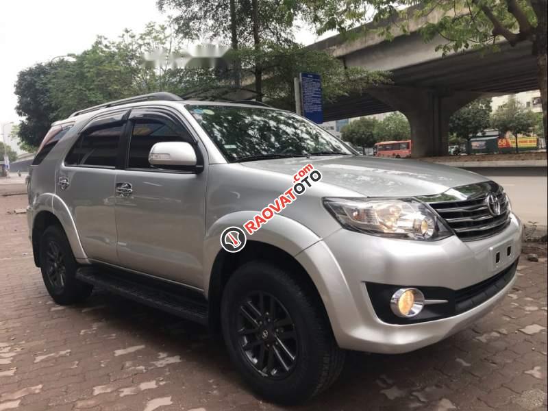 Bán ô tô Toyota Fortuner V 4x2AT sản xuất 2015, màu bạc như mới giá cạnh tranh-1