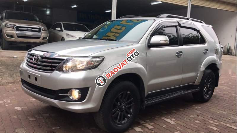 Bán ô tô Toyota Fortuner V 4x2AT sản xuất 2015, màu bạc như mới giá cạnh tranh-0