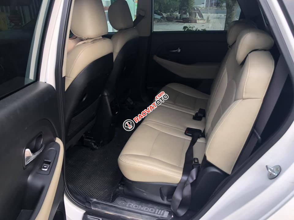 Bán xe Kia Rondo 2017 số sàn rất mới, màu trắng-5