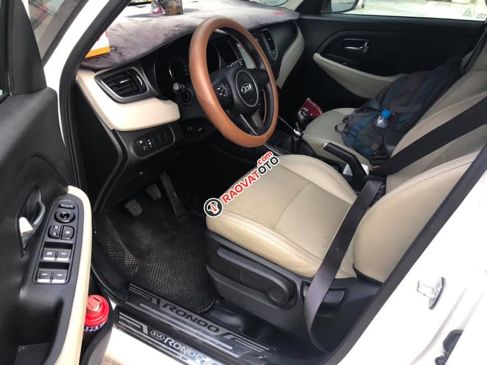 Bán xe Kia Rondo 2017 số sàn rất mới, màu trắng-0