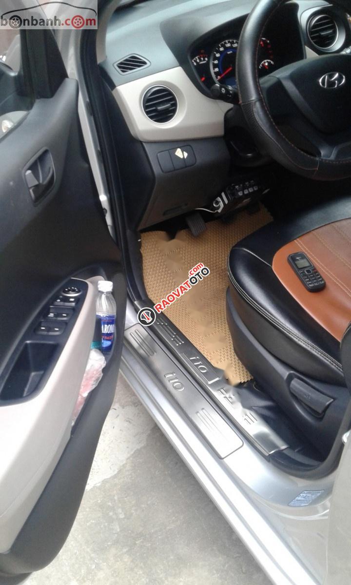 Cần bán lại xe Hyundai Grand i10 1.0 MT Base đời 2017, màu bạc còn mới-0