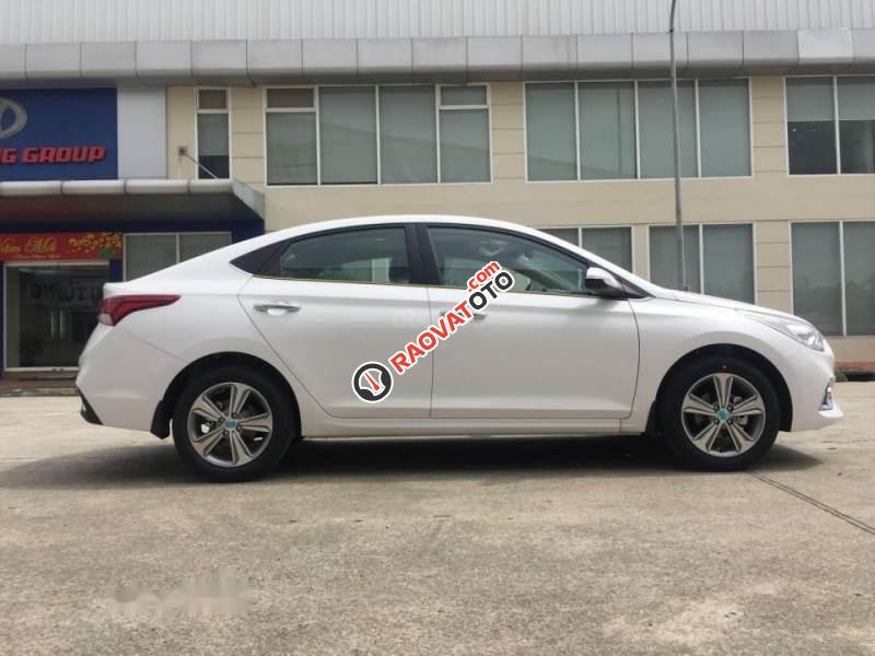 Bán xe Hyundai Accent sản xuất năm 2019, màu trắng-4