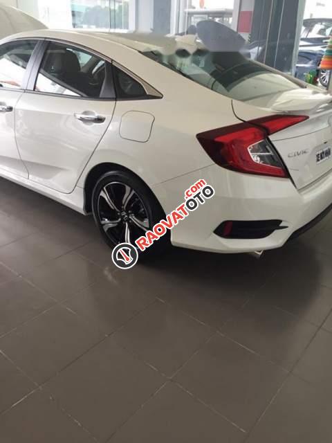 Cần bán Honda Civic 1.5L 2018, màu trắng, xe còn mới 99,99%-1