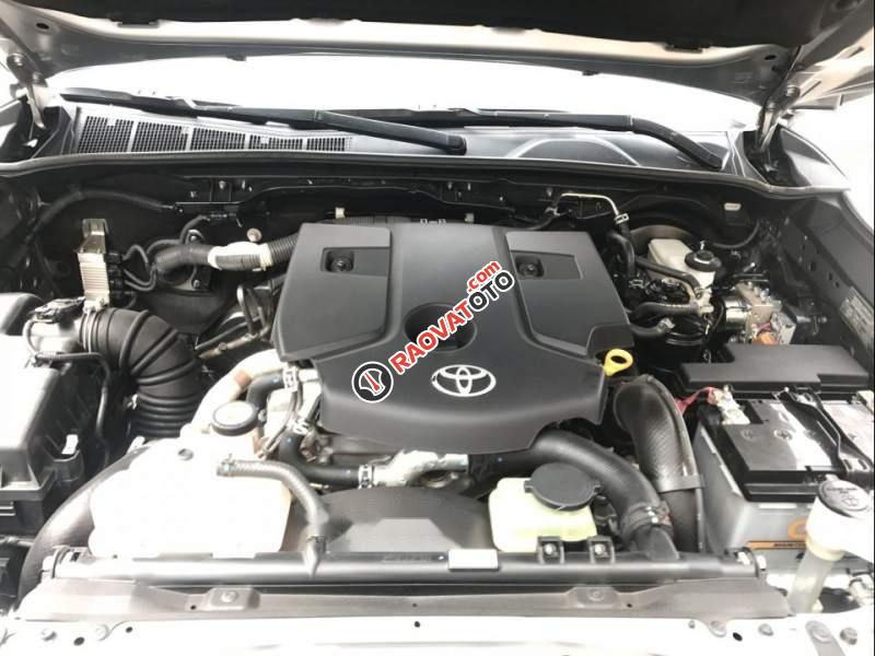 Cần bán Toyota Fortuner sản xuất 2017, màu bạc ít sử dụng-4