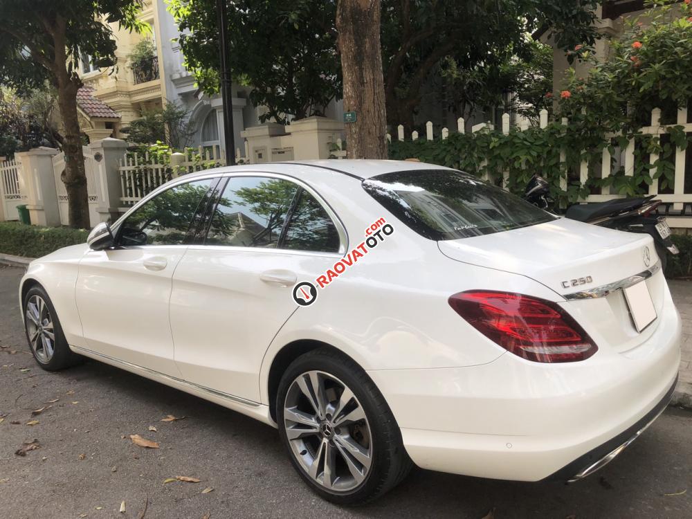 Chính chủ bán Mercedes C250 Exclusive đời 2018, màu trắng/kem, giá tốt-1
