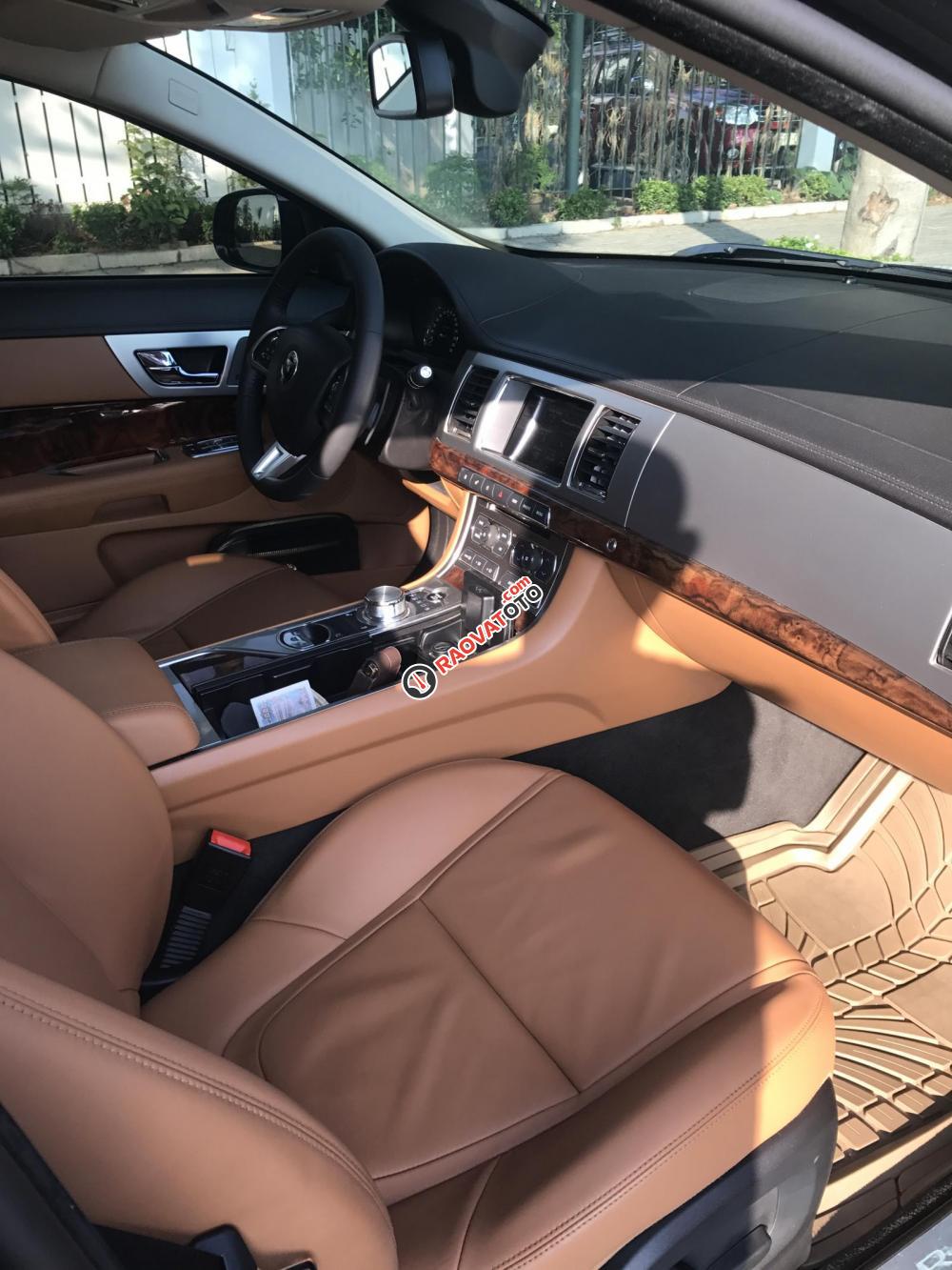 Bán Jaguar XF Premium Luxury 2.0 đời 2016, màu đen, xe nhập-4