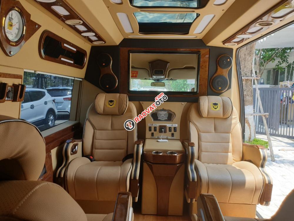 Ford Transit Limousine phiên bản VIP 10 chỗ, màu đen, sản xuất 2018. Xe đăng ký tháng 10/2018-18