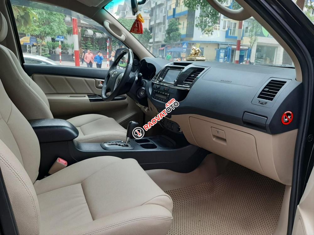 Cần bán Toyota Fortuner V đời 2014, màu đen-6