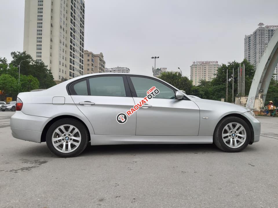 Gia đình cần bán BMW 320i, sản xuất 2008, số tự động, màu bạc-9