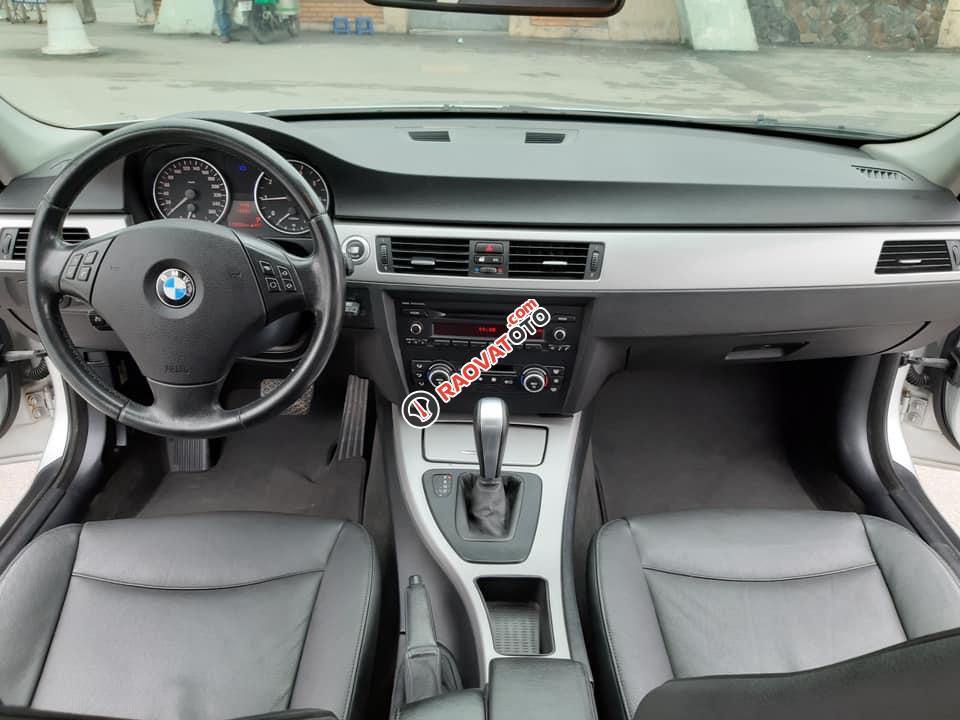 Gia đình cần bán BMW 320i, sản xuất 2008, số tự động, màu bạc-0