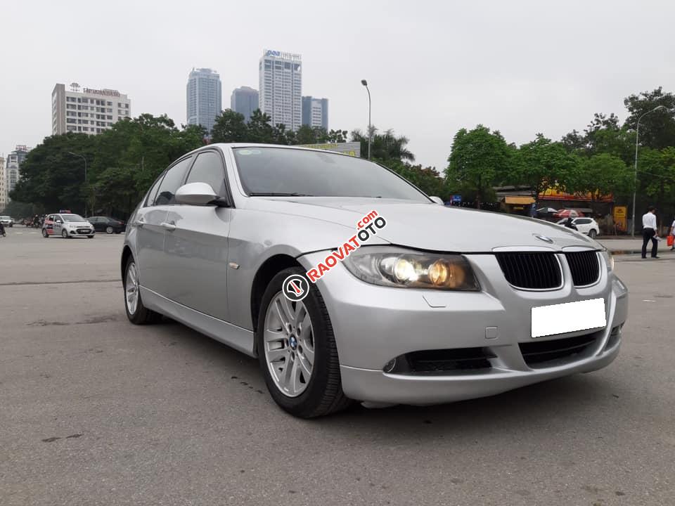 Gia đình cần bán BMW 320i, sản xuất 2008, số tự động, màu bạc-10
