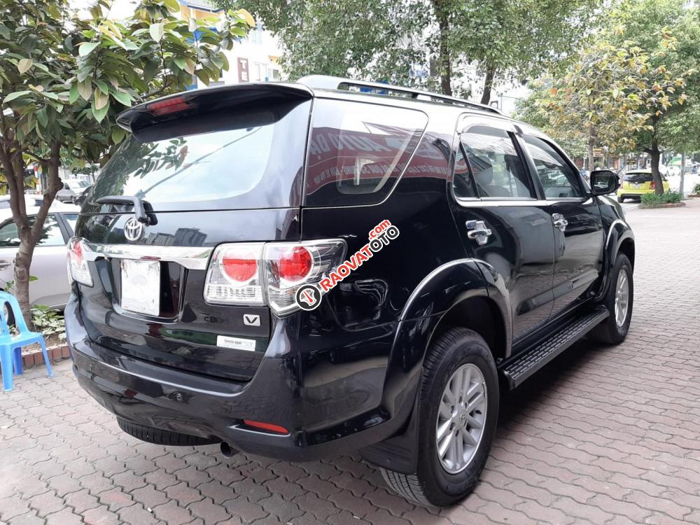 Cần bán Toyota Fortuner V đời 2014, màu đen-2