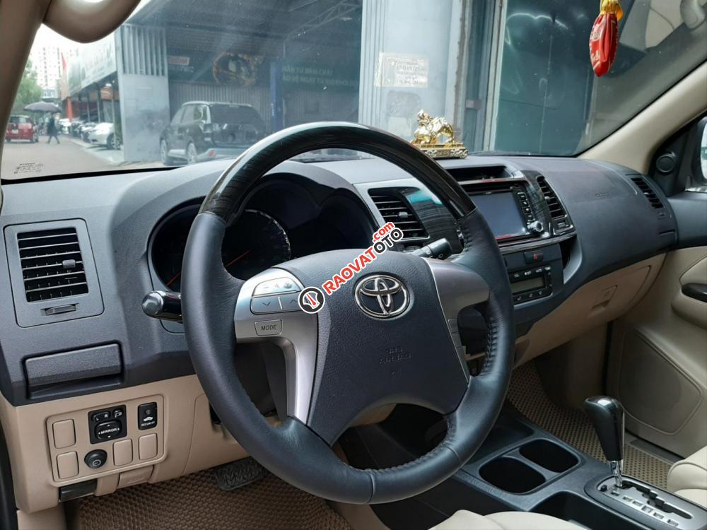 Cần bán Toyota Fortuner V đời 2014, màu đen-1