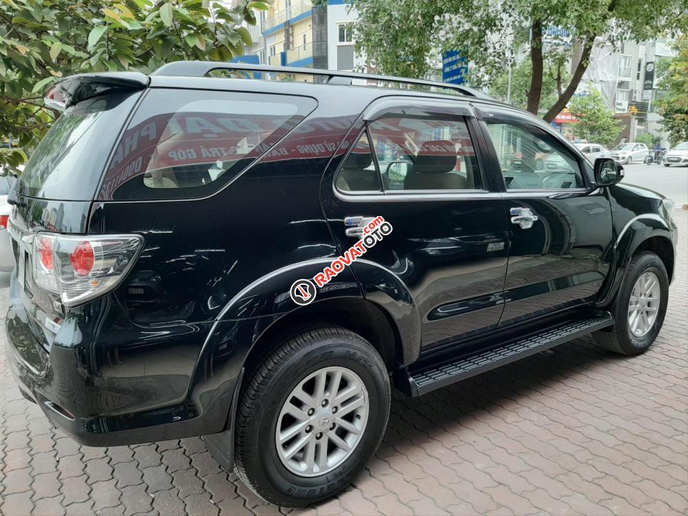 Cần bán Toyota Fortuner V đời 2014, màu đen-9