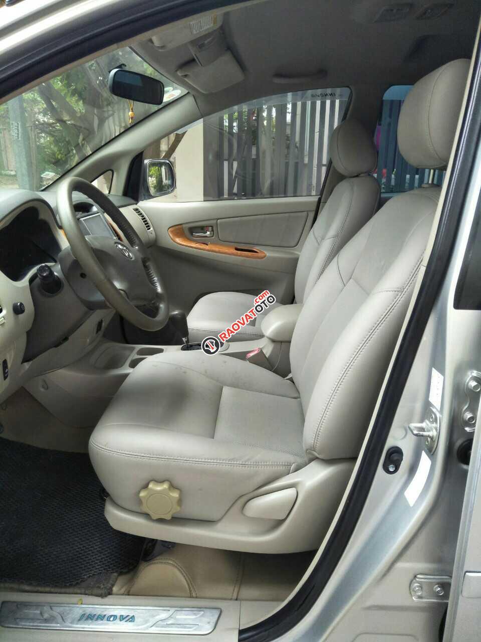 Bán Toyota Innova 2.0V sản xuất 2009, số tự động, màu bạc, chính chủ làm công chức chạy ít 8 vạn nên xe còn đẹp, giá 385tr-6