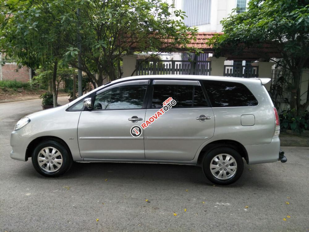 Bán Toyota Innova 2.0V sản xuất 2009, số tự động, màu bạc, chính chủ làm công chức chạy ít 8 vạn nên xe còn đẹp, giá 385tr-3