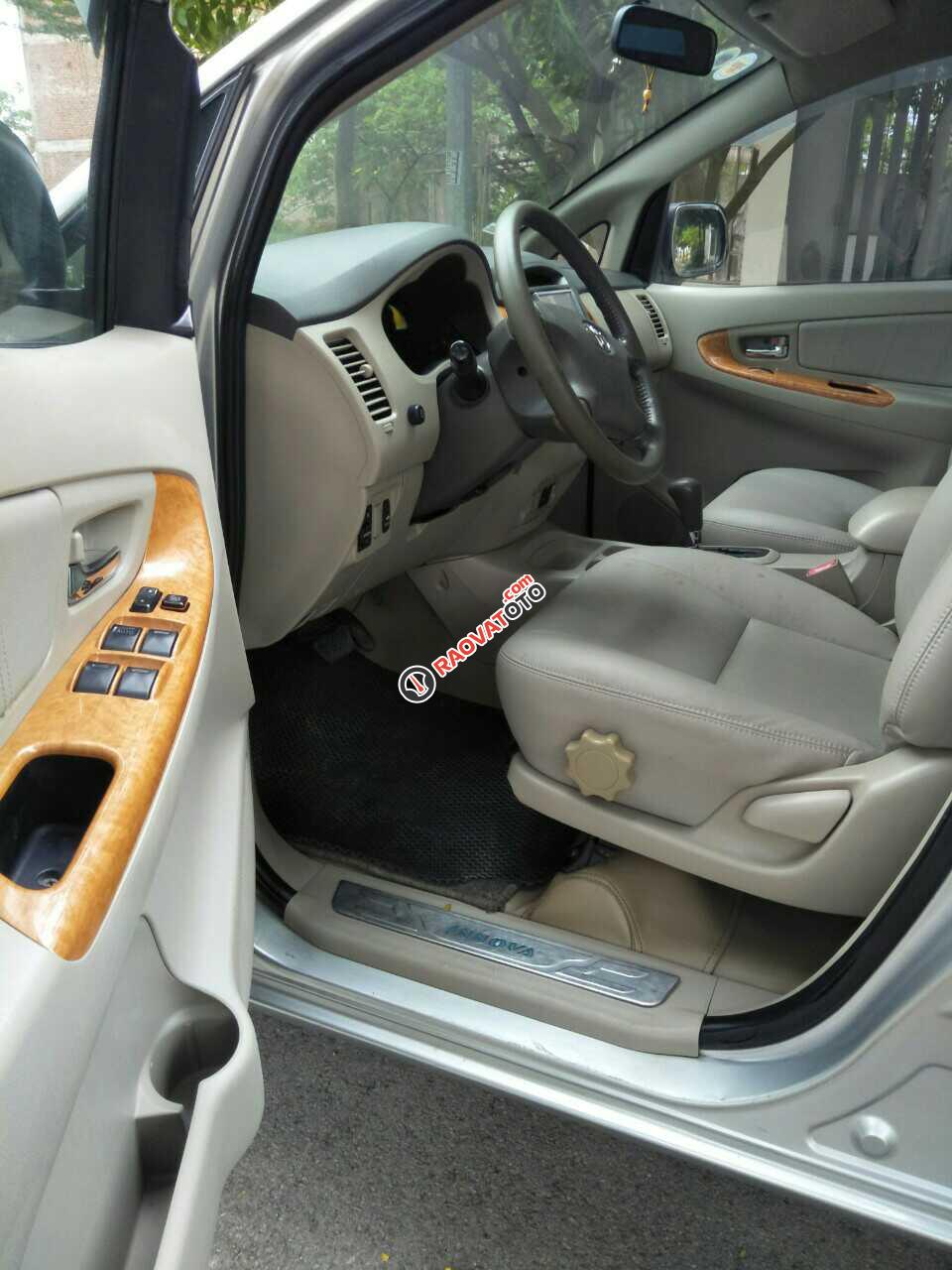 Bán Toyota Innova 2.0V sản xuất 2009, số tự động, màu bạc, chính chủ làm công chức chạy ít 8 vạn nên xe còn đẹp, giá 385tr-7