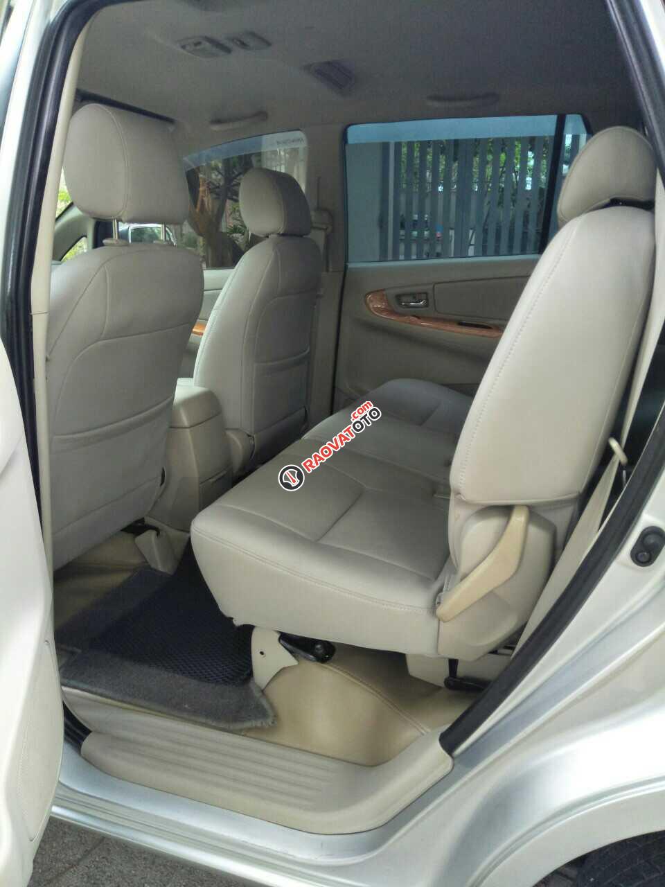 Bán Toyota Innova 2.0V sản xuất 2009, số tự động, màu bạc, chính chủ làm công chức chạy ít 8 vạn nên xe còn đẹp, giá 385tr-8