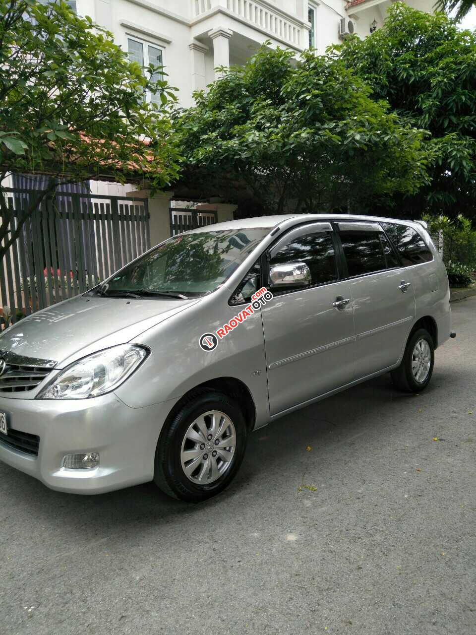 Bán Toyota Innova 2.0V sản xuất 2009, số tự động, màu bạc, chính chủ làm công chức chạy ít 8 vạn nên xe còn đẹp, giá 385tr-1