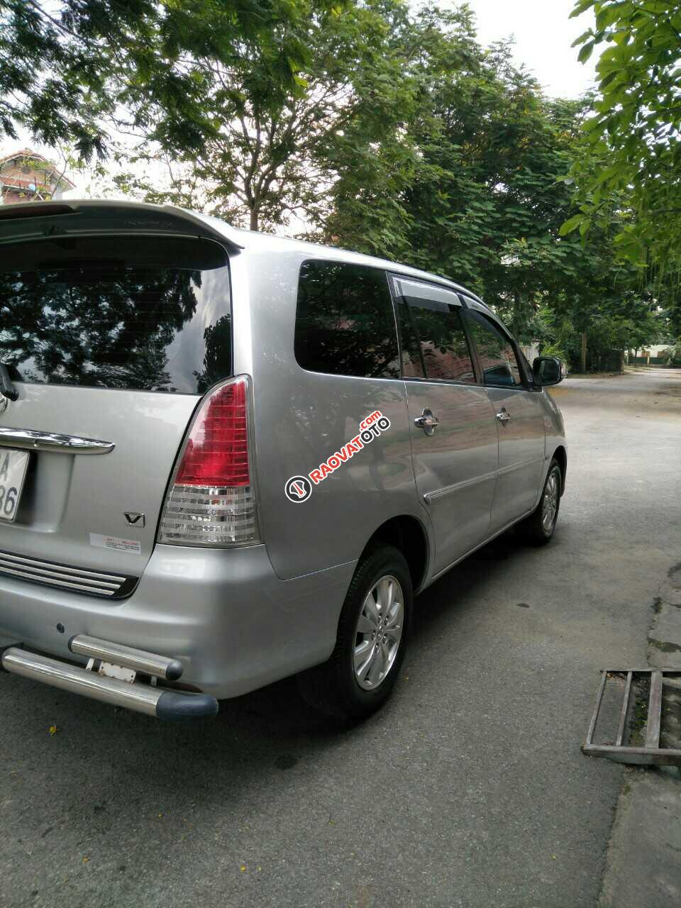 Bán Toyota Innova 2.0V sản xuất 2009, số tự động, màu bạc, chính chủ làm công chức chạy ít 8 vạn nên xe còn đẹp, giá 385tr-2