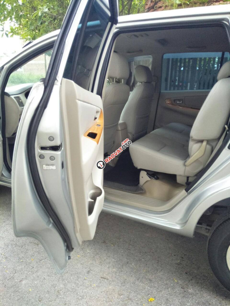 Bán Toyota Innova 2.0V sản xuất 2009, số tự động, màu bạc, chính chủ làm công chức chạy ít 8 vạn nên xe còn đẹp, giá 385tr-15