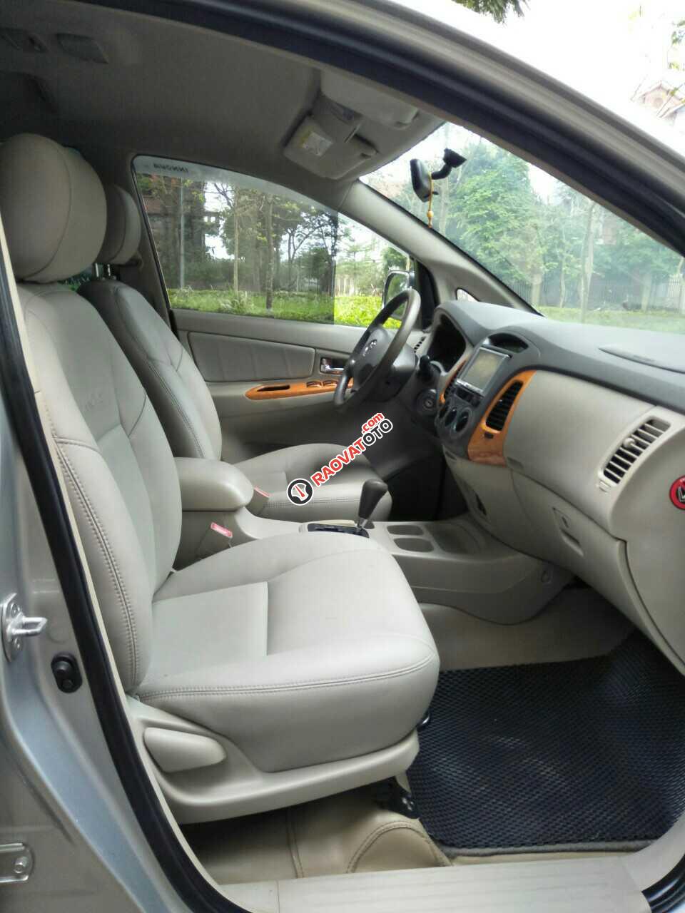 Bán Toyota Innova 2.0V sản xuất 2009, số tự động, màu bạc, chính chủ làm công chức chạy ít 8 vạn nên xe còn đẹp, giá 385tr-10