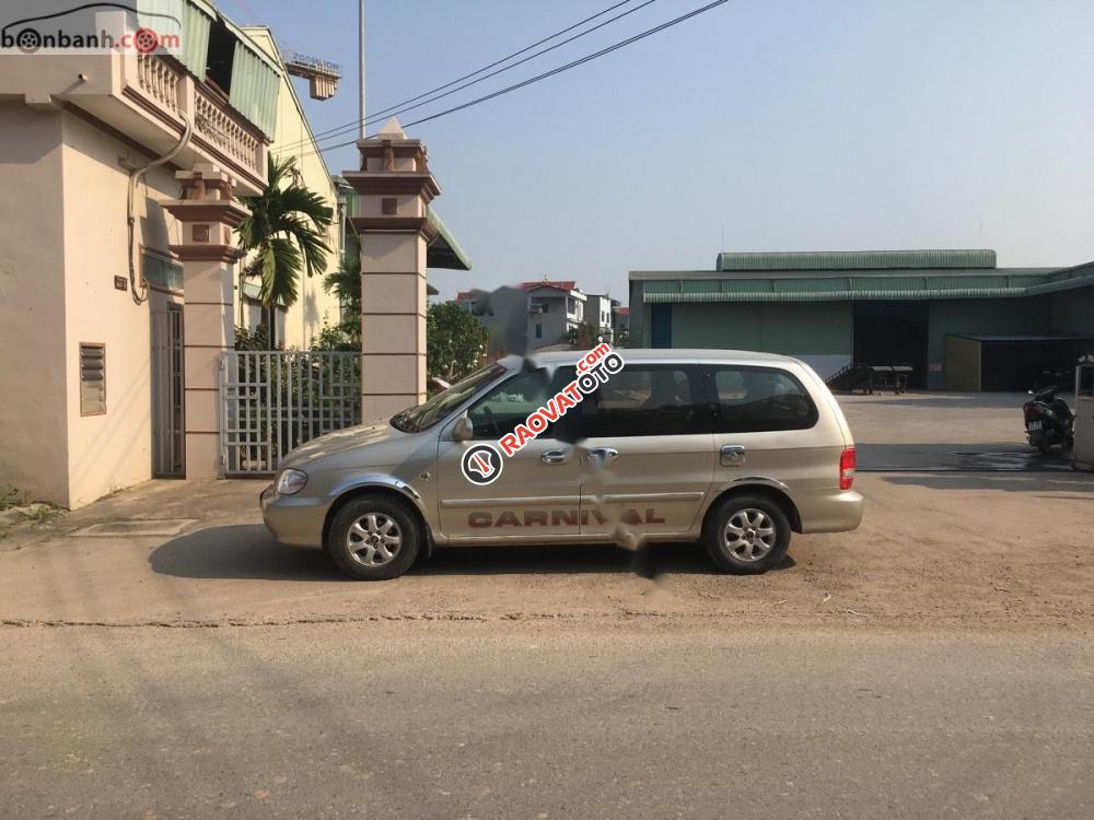 Bán ô tô Kia Carnival GS năm sản xuất 2007, màu bạc số sàn, giá 240tr-9