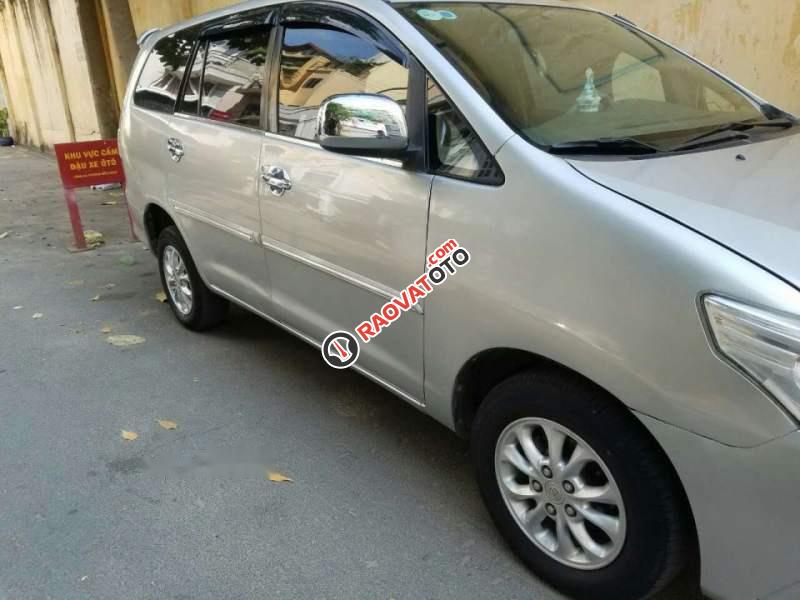 Cần bán lại xe Toyota Innova G đời 2014, màu bạc-2