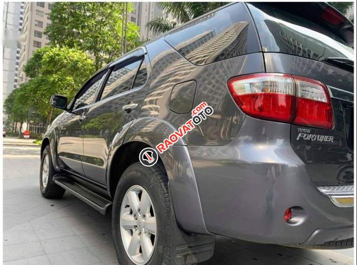 Bán Toyota Fortuner G sản xuất năm 2010, màu xám chính chủ, giá 595tr-5