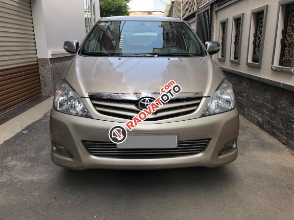 Gia đình cần bán Toyota Innova G SR 2010, số sàn, màu vàng cát-0