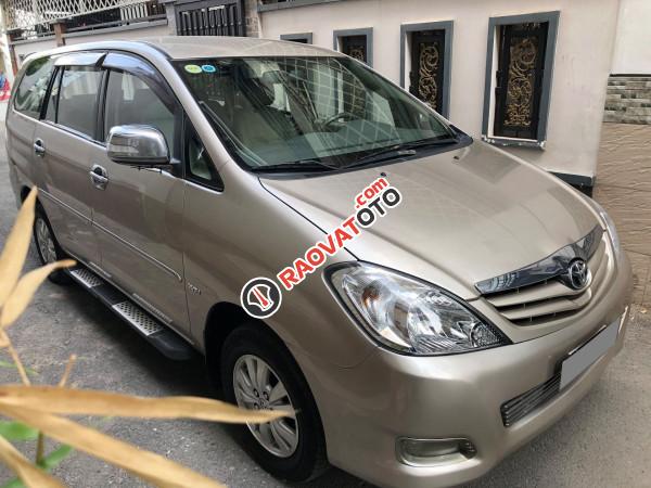 Gia đình cần bán Toyota Innova G SR 2010, số sàn, màu vàng cát-1