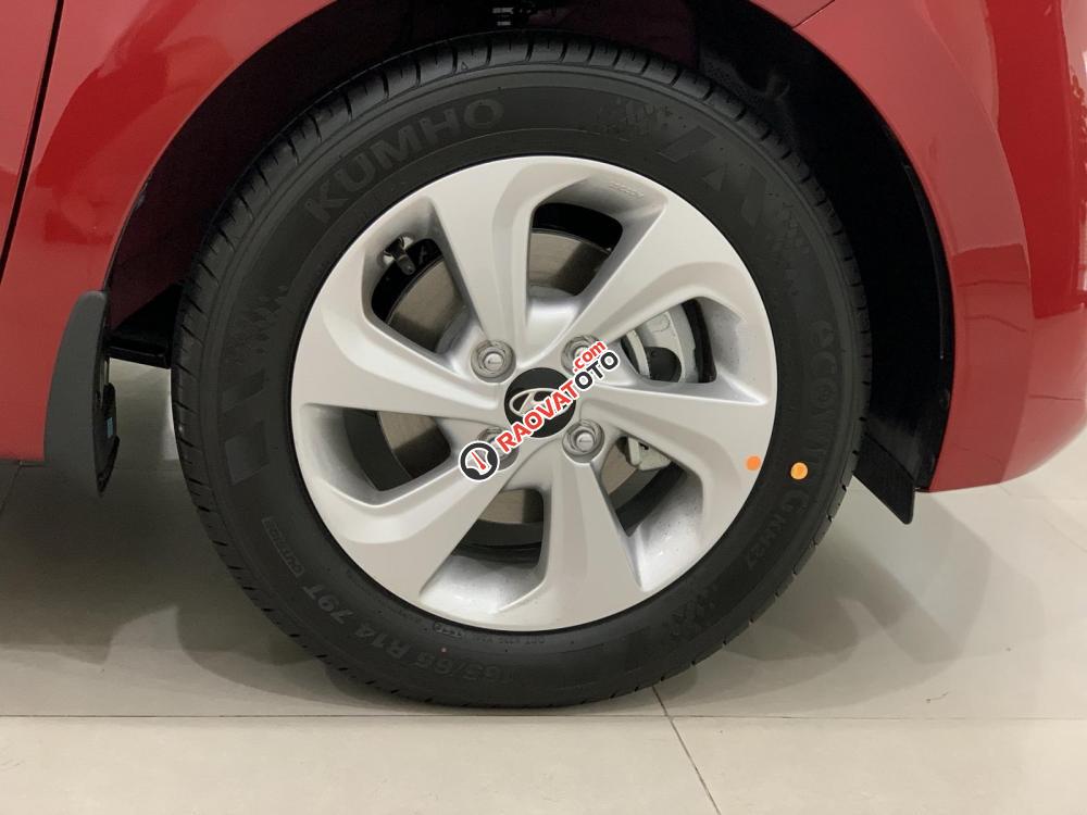 Hyundai Grand I10 Sedan AT, màu đỏ, xe giao ngay, nhận xe chỉ với 130tr, hỗ trợ đăng ký grab. Lh: 0977 139 312-3