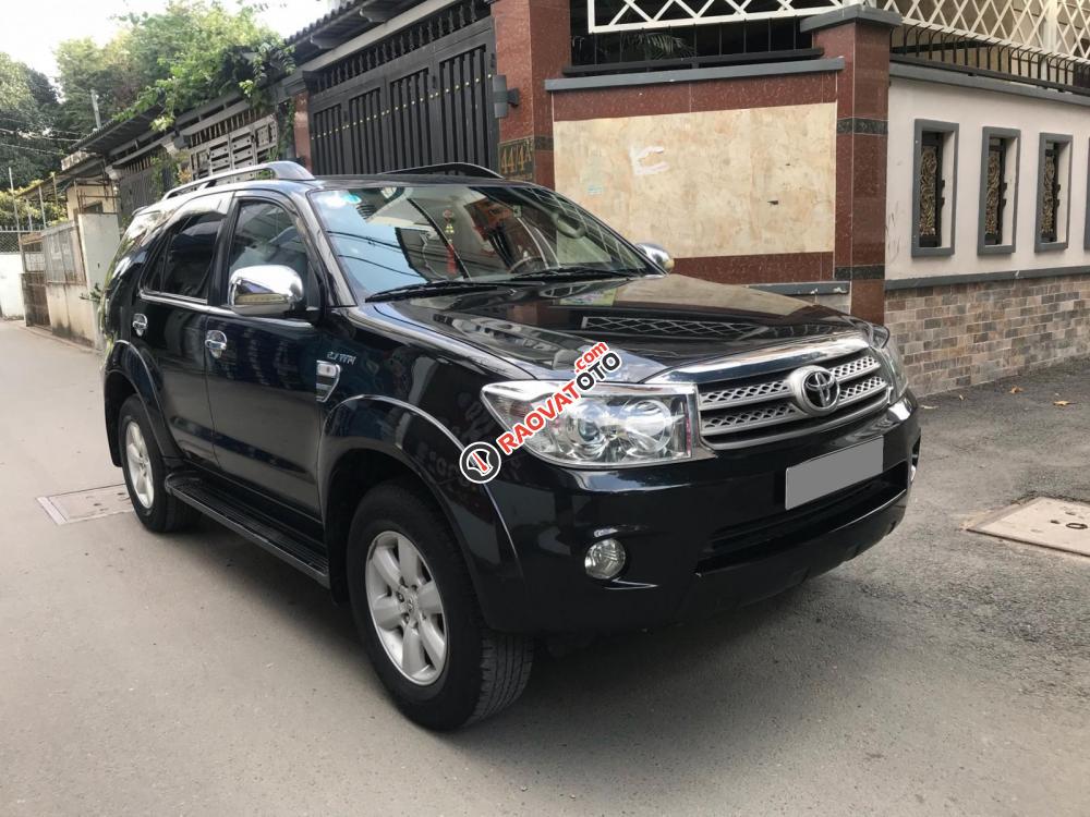 Cần bán xe Toyota Fortuner V 2011 máy xăng, số tự động-11