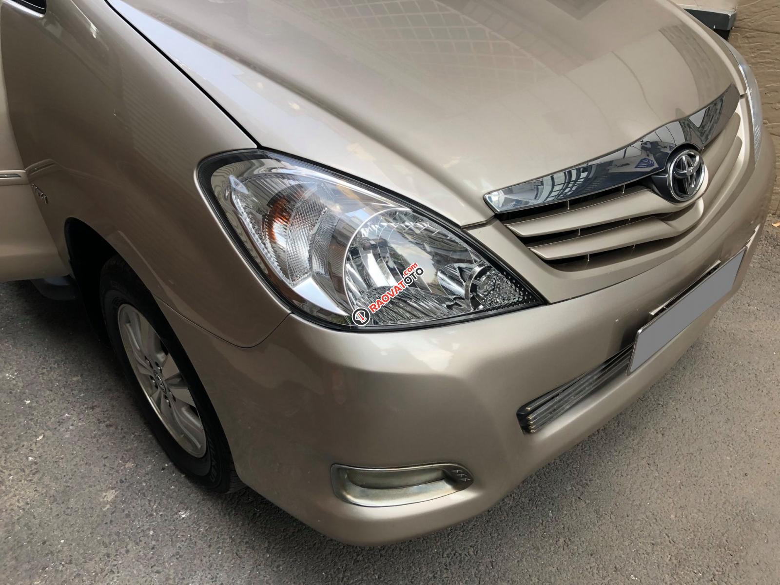 Cần bán Toyota Innova G SR 2011, số sàn, màu vàng cát-14