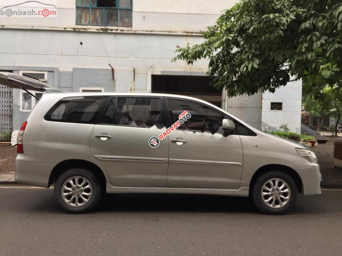 Bán Toyota Innova G năm sản xuất 2014, màu bạc xe gia đình -7