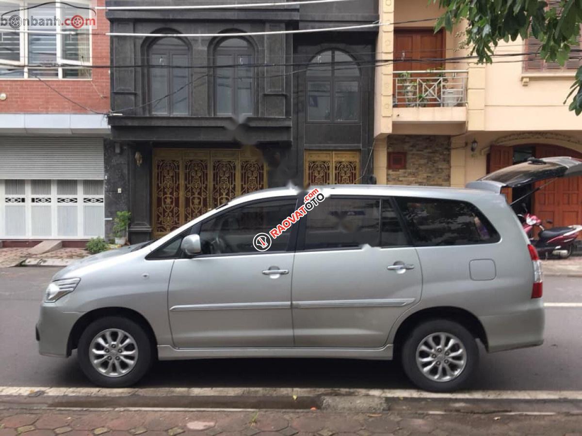 Bán Toyota Innova G năm sản xuất 2014, màu bạc xe gia đình -3