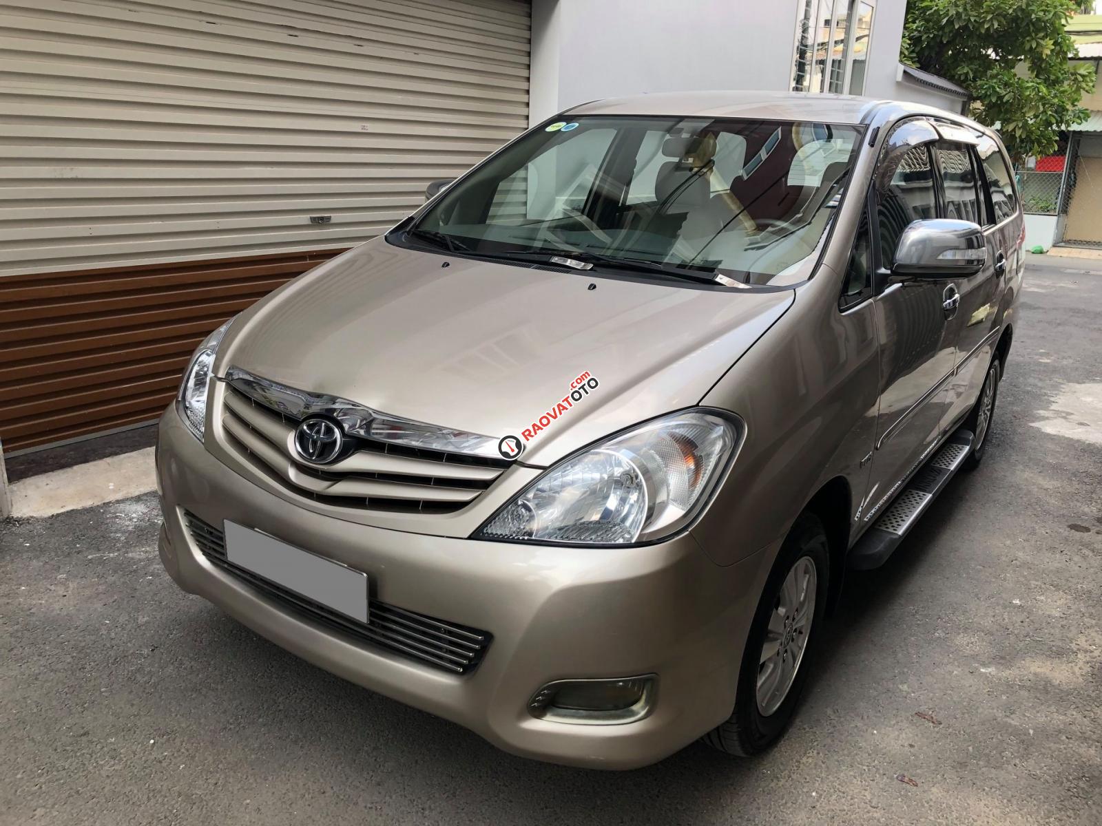 Cần bán Toyota Innova G SR 2011, số sàn, màu vàng cát-0