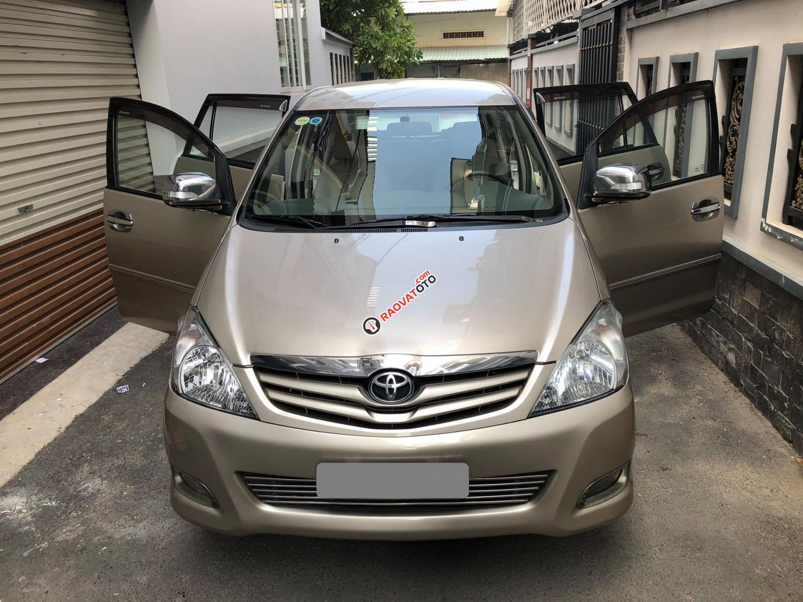 Cần bán Toyota Innova G SR 2011, số sàn, màu vàng cát-4