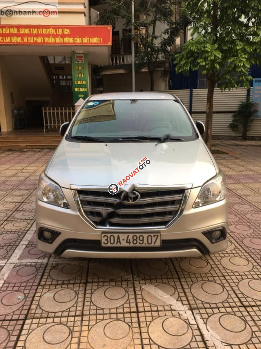 Bán Toyota Innova G năm sản xuất 2014, màu bạc xe gia đình -8