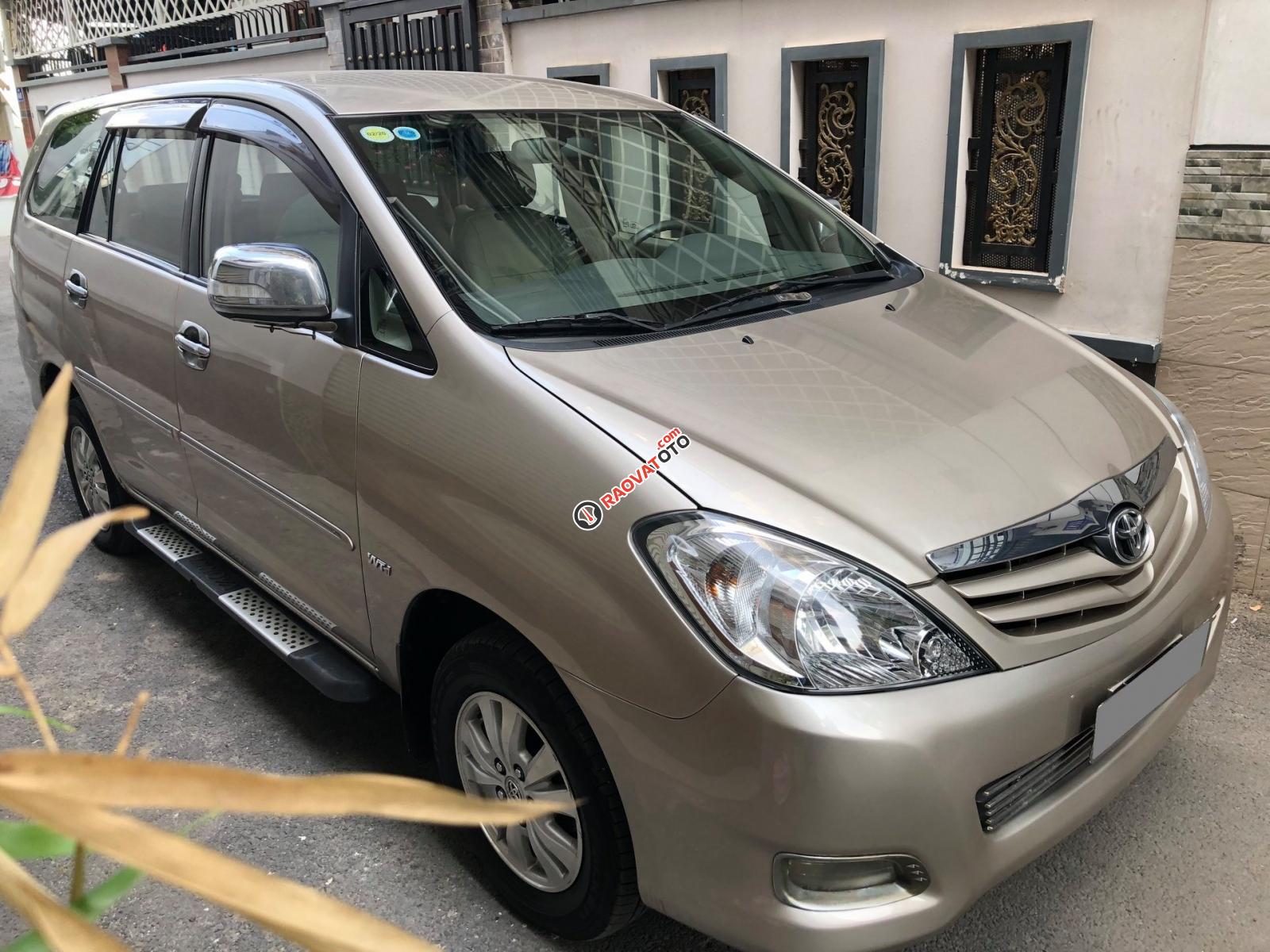 Cần bán Toyota Innova G SR 2011, số sàn, màu vàng cát-2