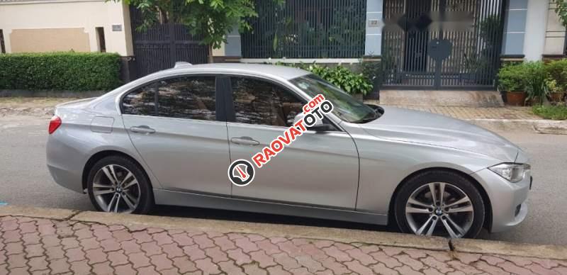 Bán BMW 320i đăng ký 2014, xe nhà mua mới 1 đời chủ-2