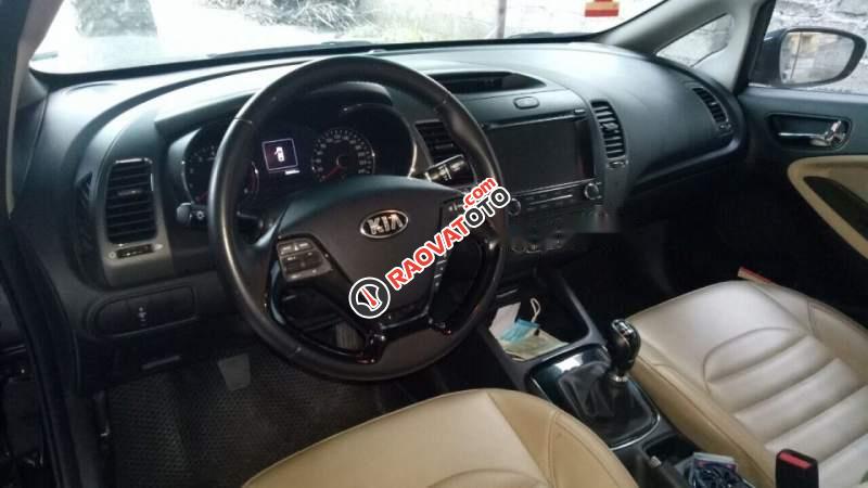 Cần bán lại xe Kia Cerato MT sản xuất 2017, màu đen, xe mua từ mới-2