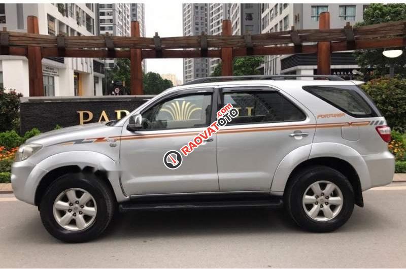 Bán Toyota Fortuner G 2010, màu bạc chính chủ-0