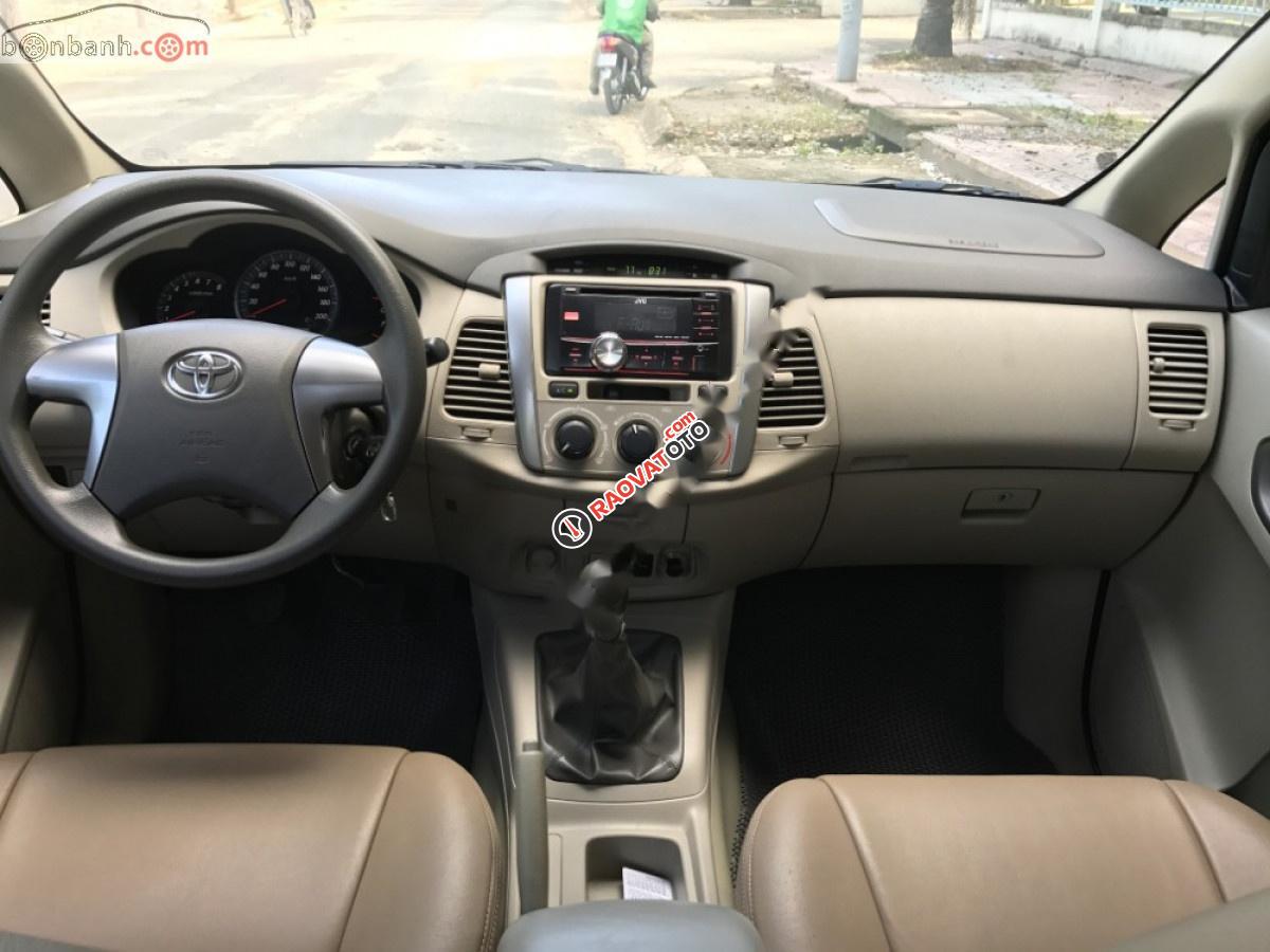 Cần bán xe Toyota Innova 2.0E đời 2015, màu bạc chính chủ-6