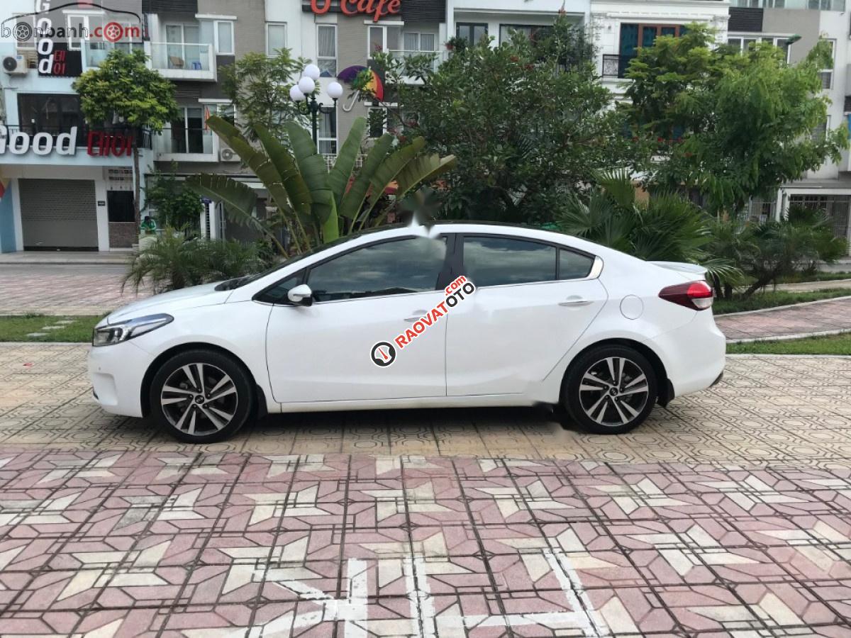Bán xe Kia Cerato Signature 2.0 AT 2017, màu trắng chính chủ-1