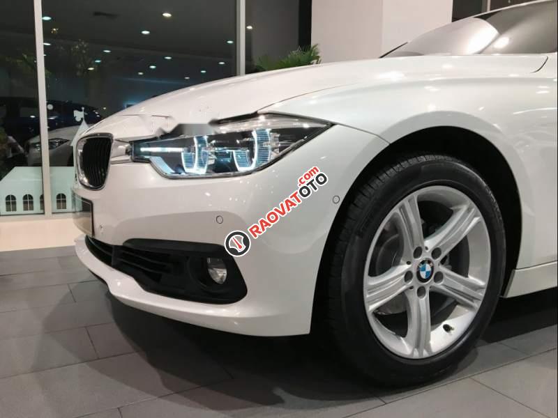 Cần bán xe BMW 3 Series 320i sản xuất 2019, màu trắng, xe nhập-4