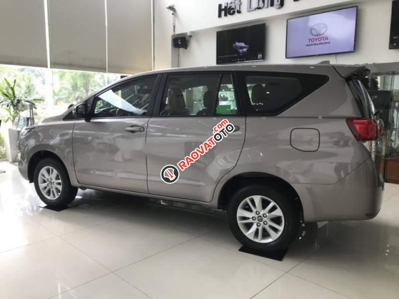 Bán Toyota Innova sản xuất năm 2019, màu xám, giá tốt-2